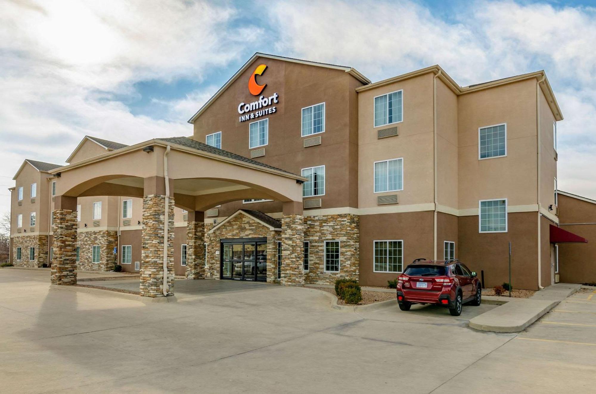 Comfort Inn & Suites Near Bethel College Newton Exterior photo